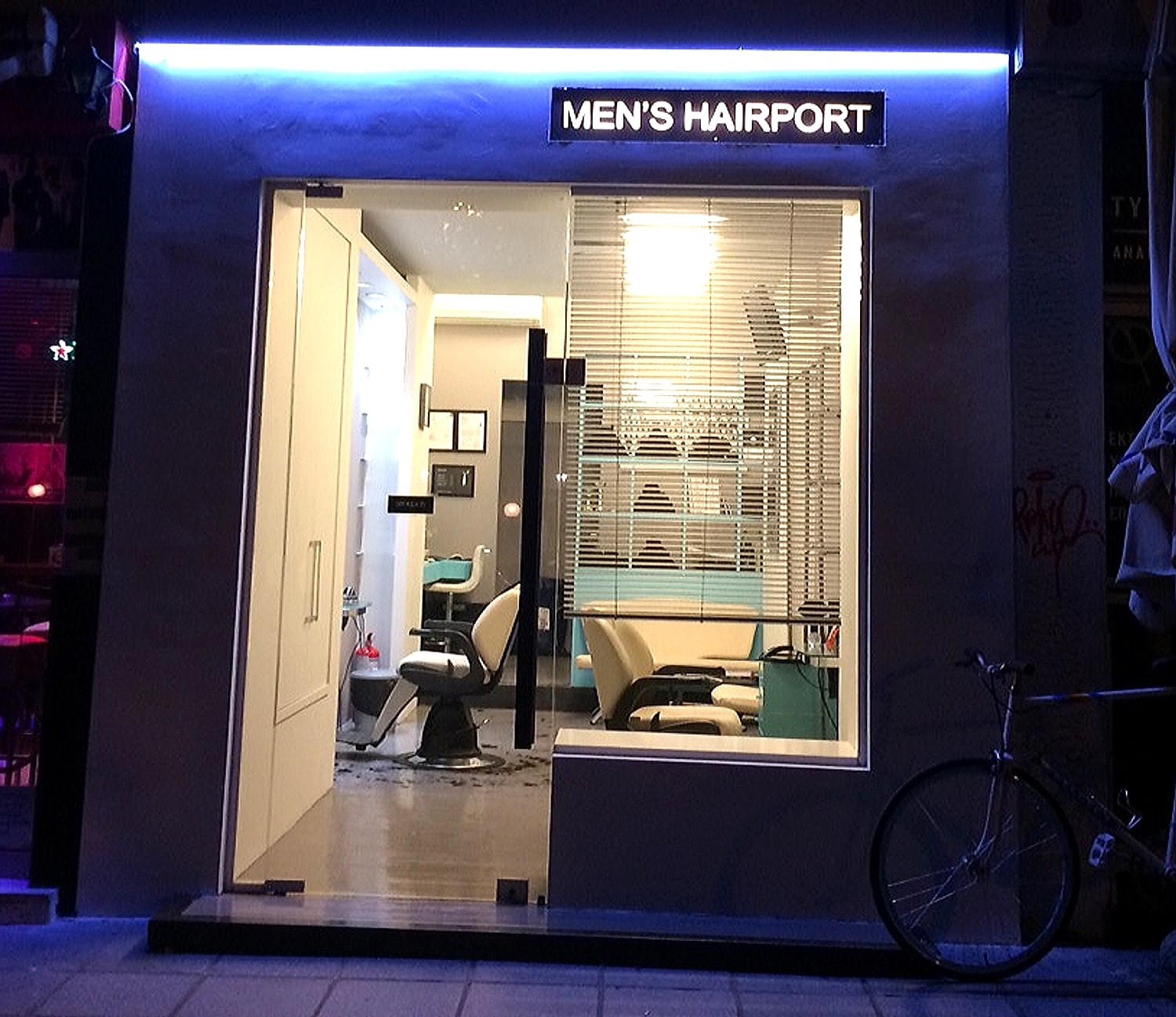 Η βιτρίνα του THE CUTMAN με το μπλε neon, στην Ισαύρων 5 στο κέντρο της Θεσσαλονίκης
